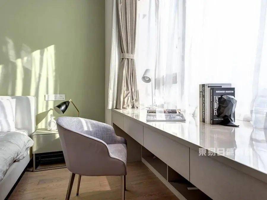 用来改造成工作台每个女孩子都喜欢有自己的化妆专区,如果房间空间