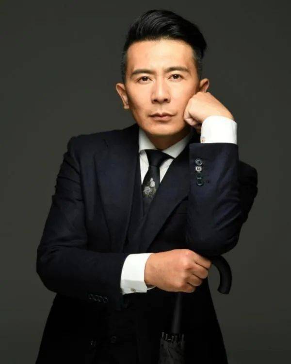 导演 ·主演:张博毕业于中国戏曲学院导演系,中国当代实力派导演,演员