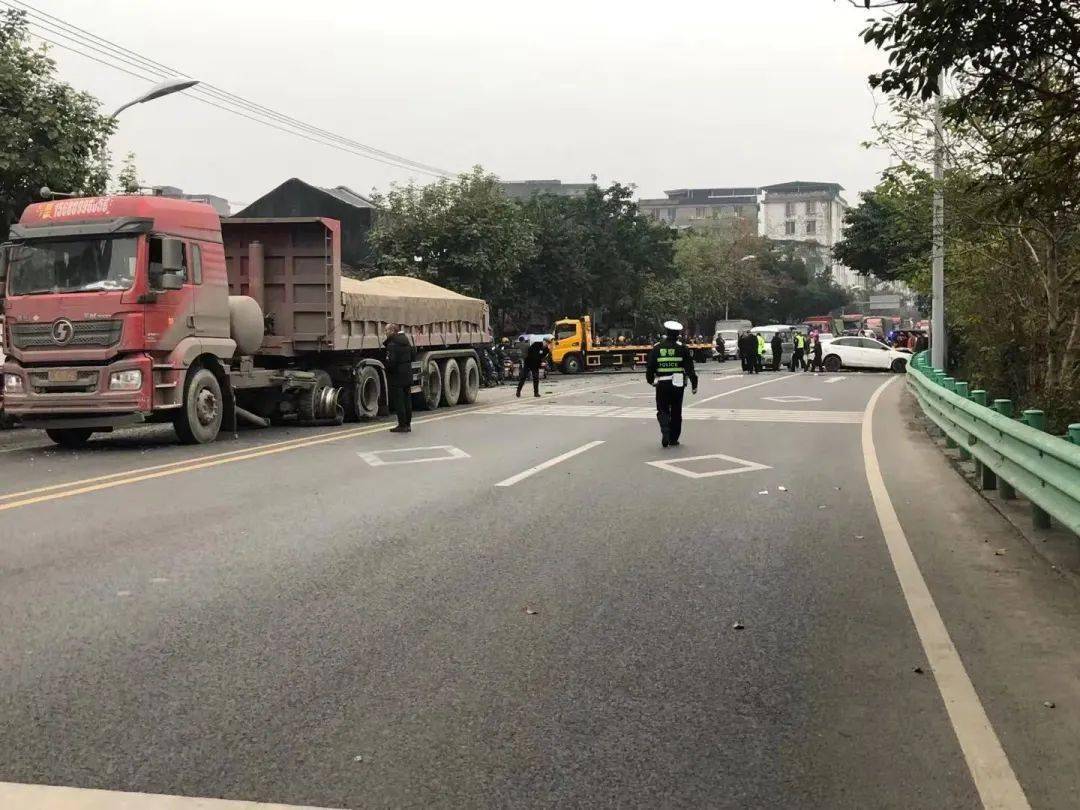 痛心一死一傷樂山又發生一起車禍兩車相撞車頭粉碎