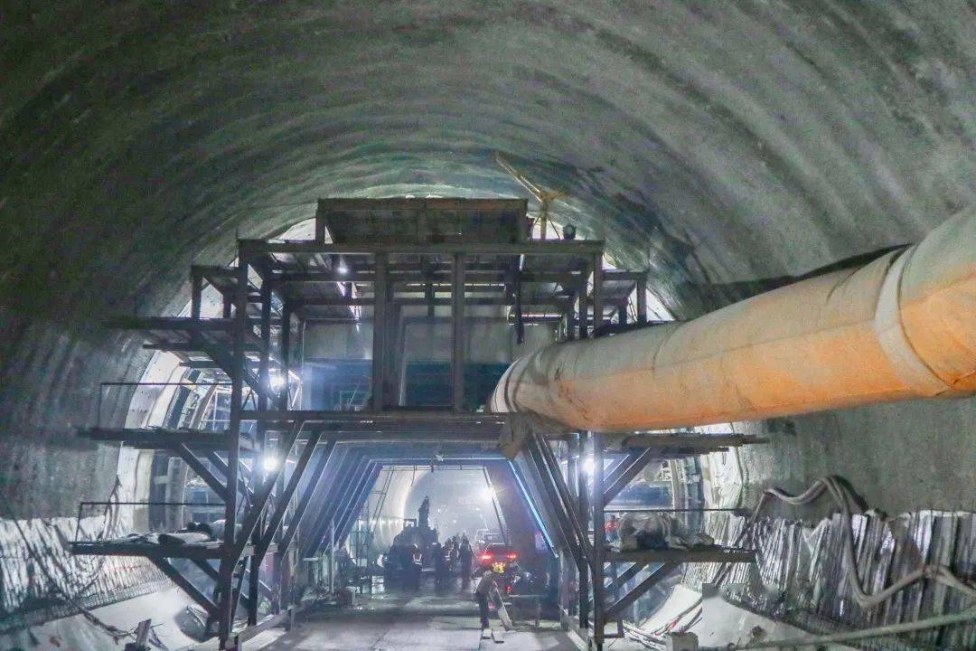 喜报!郑万铁路奉节隧道顺利贯通