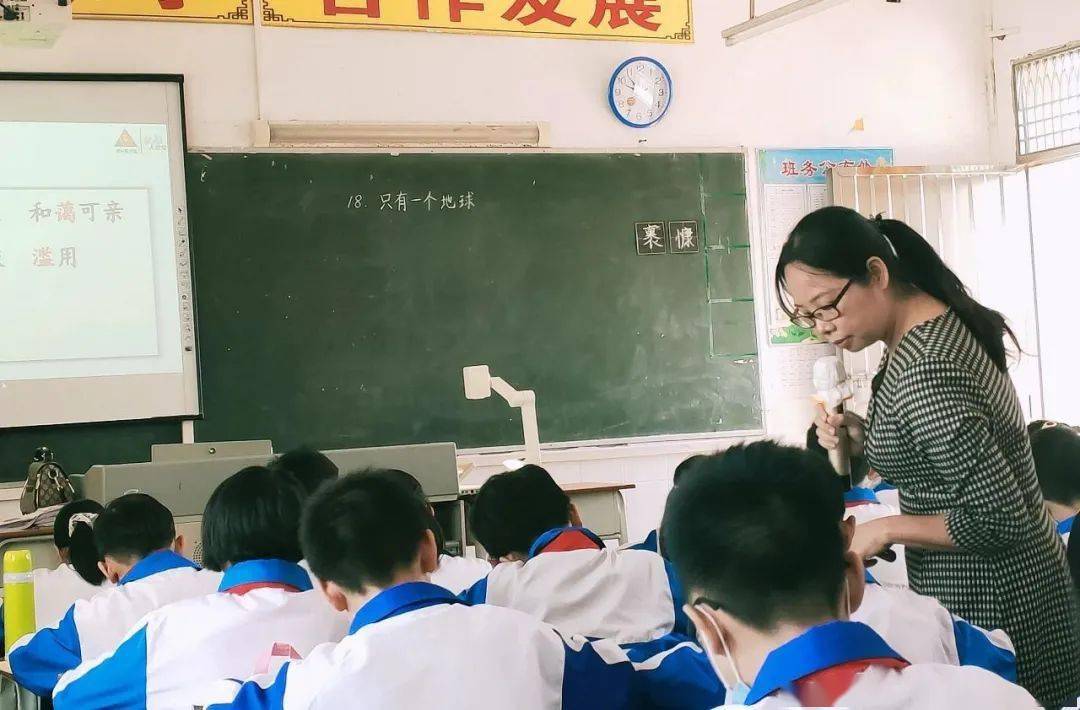 交流中共进切磋中提升电白区沙院中学骨干教师到我校参与课堂教学交流