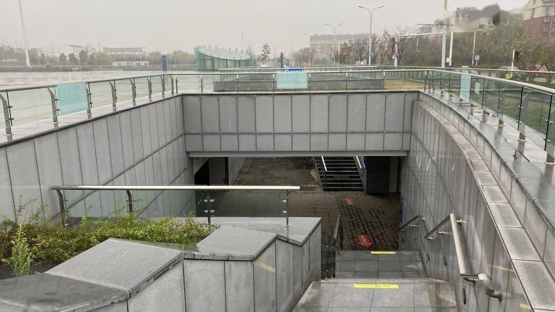 分别设置了2处地下通道出入口交叉口西南角和西北角天宝路与马濮路