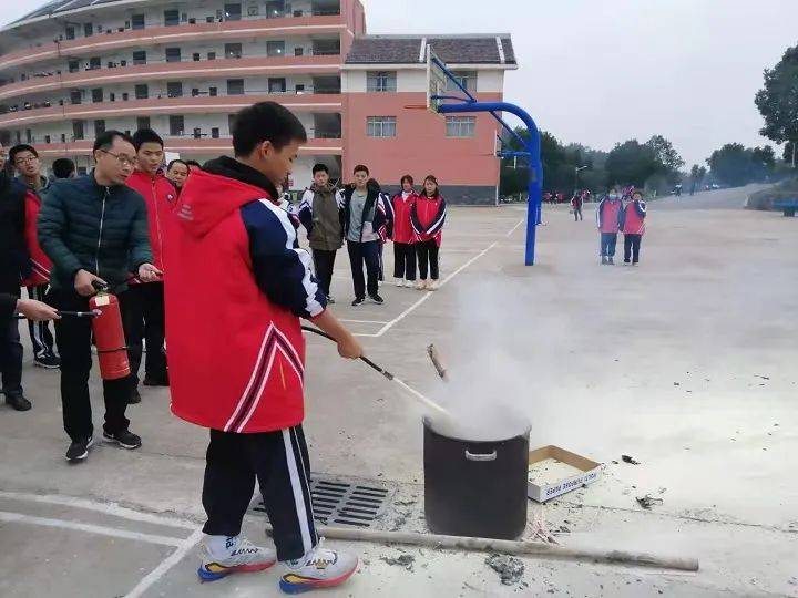 都昌县第三中学开展紧急疏散暨灭火演练活动