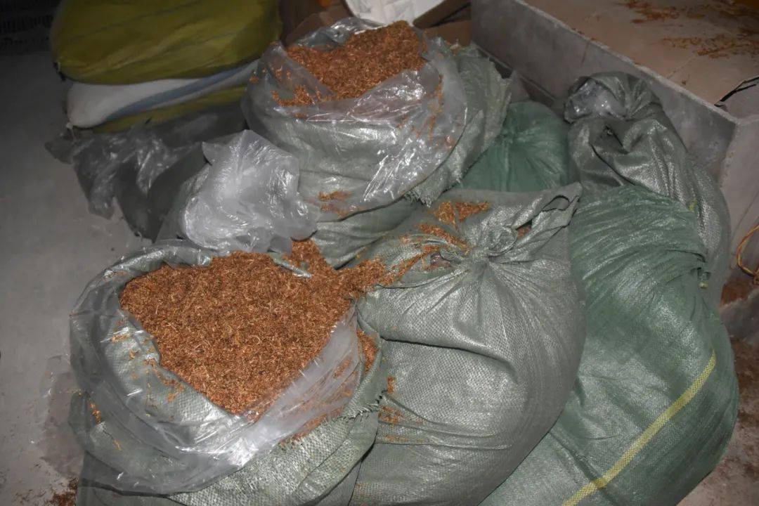 扣押卷烟机1台,接嘴机1台,水松纸656公斤,滤嘴棒160万支,烟丝6600公斤