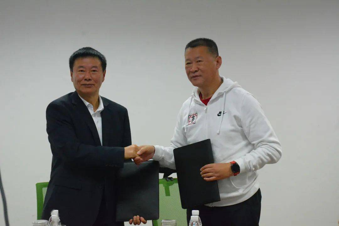 在全场嘉宾和领导的见证下,成都体育商会会长,劲浪体育董事长赵瑜与我