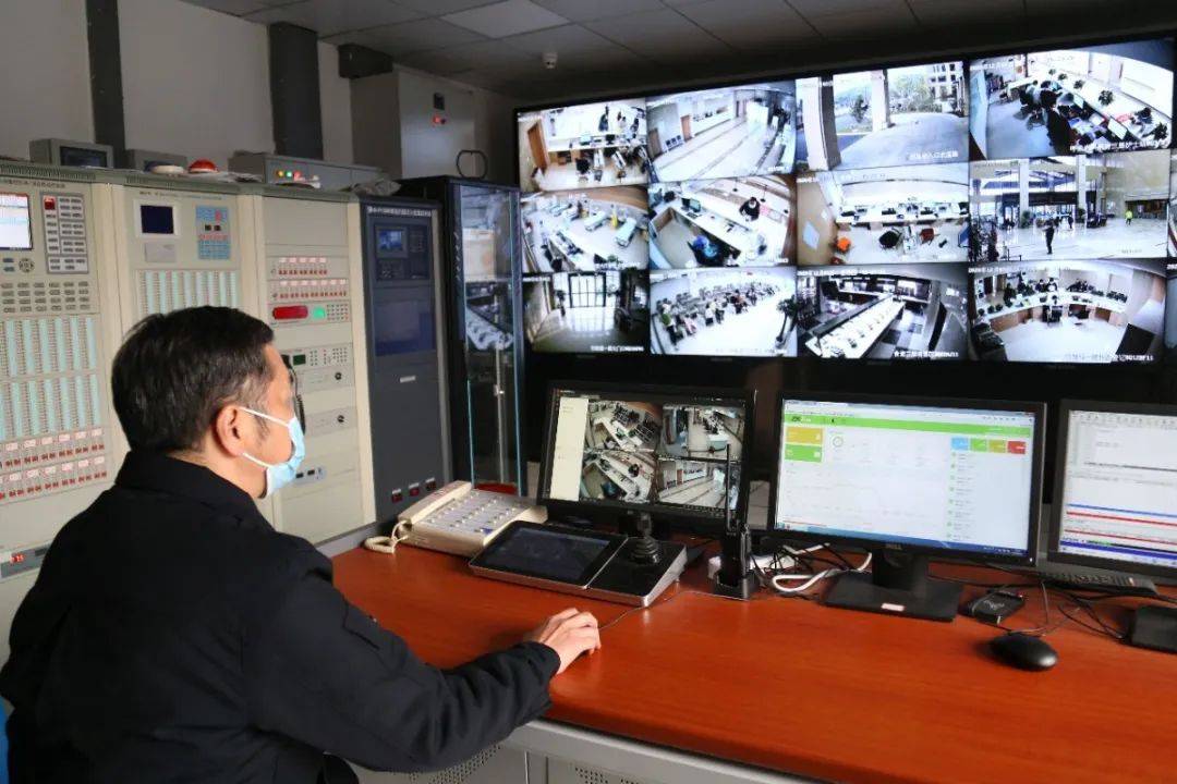 晚上4岁女孩独自在住院部外监控拍下温暖一幕