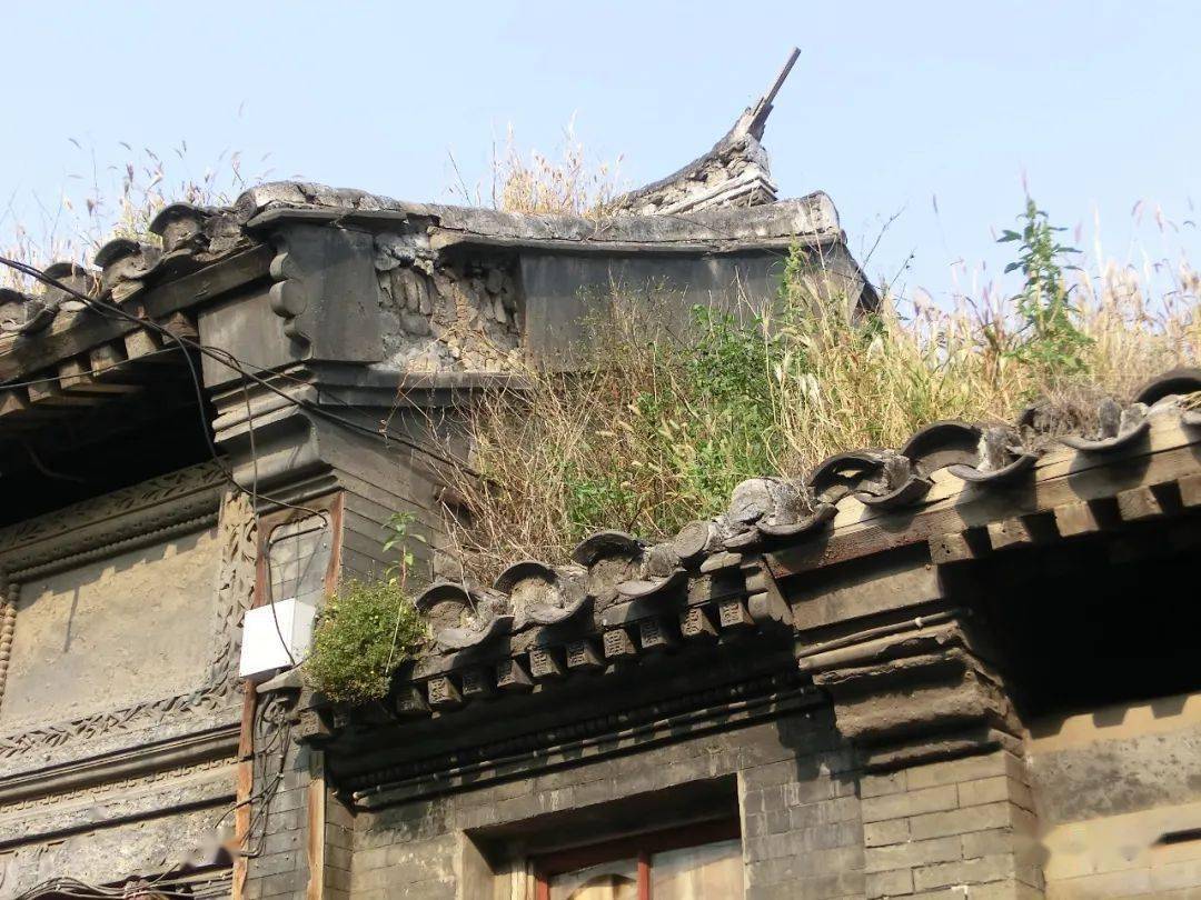 硬山建筑的素盘头,但博缝头却带砖雕,两层盘头是阁里(蛤