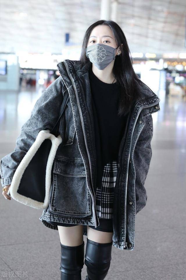 张靓颖穿牛仔外套现身机场搭配长筒靴身材超好