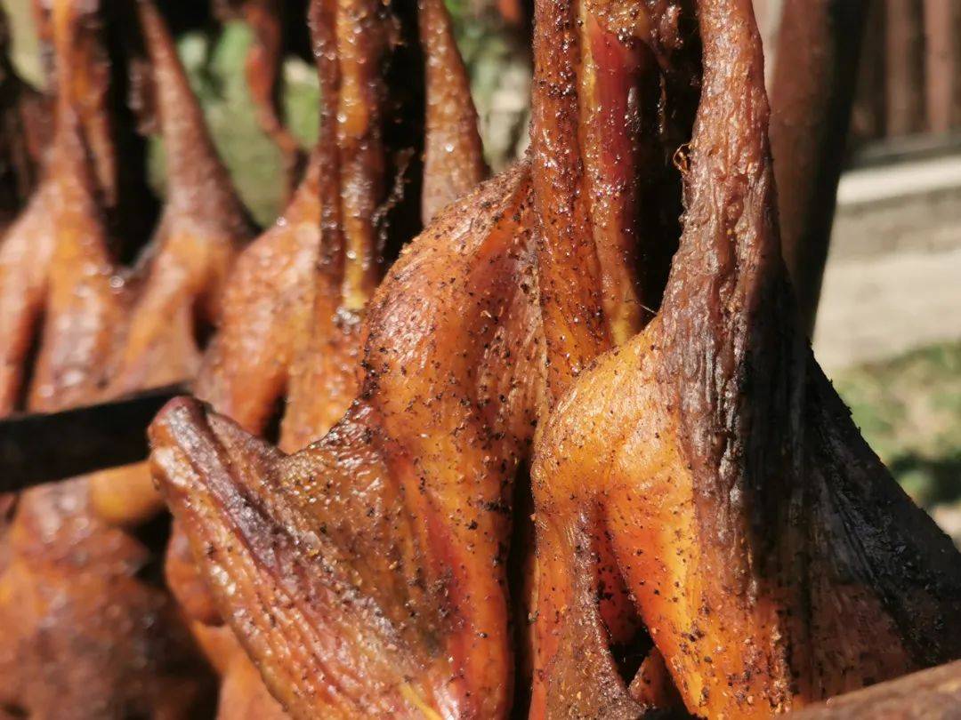 这只腌鸡绝了散养180天以上的农家土鸡秘料腌制熏烤而成