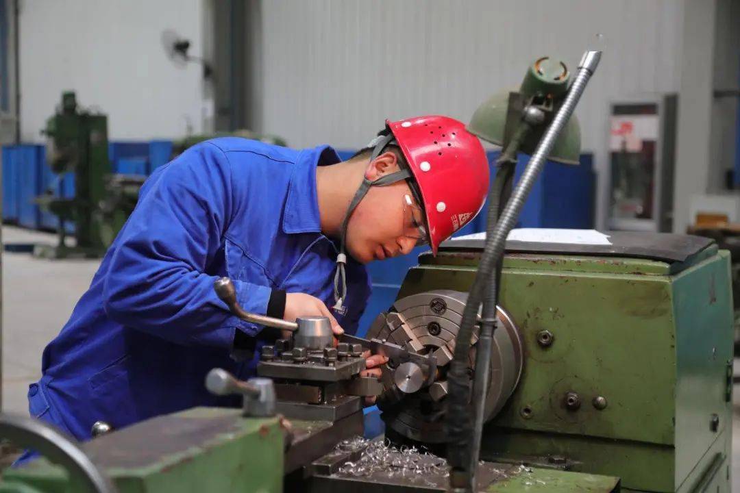 集团开展第六届青工技术比武车工实操决赛及点评