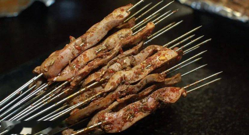 烈火牛肉烤鹌鹑飞天小香肠巴西牛肋条炭烤小黄鱼牛筋烤鸭脚更多菜品