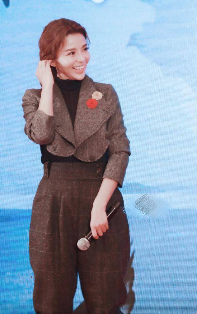 朱迅穿粉色衣服练瑜伽,身姿高挑气质好,47岁和年轻时没差别