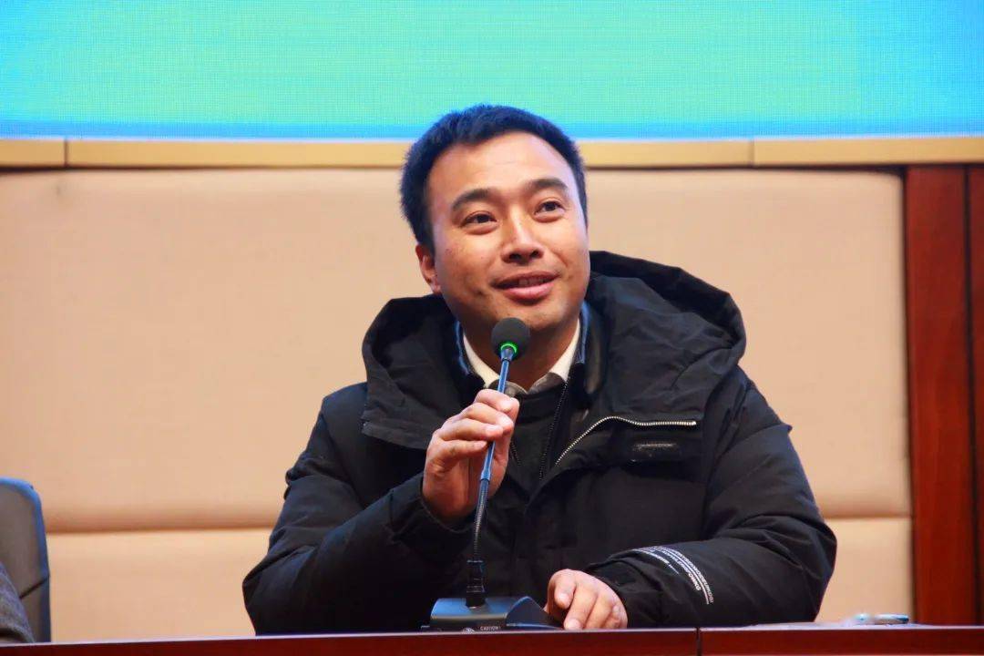 该校的孙月飞老师从开展家长会出发,和我们分享了他们在班主任管理