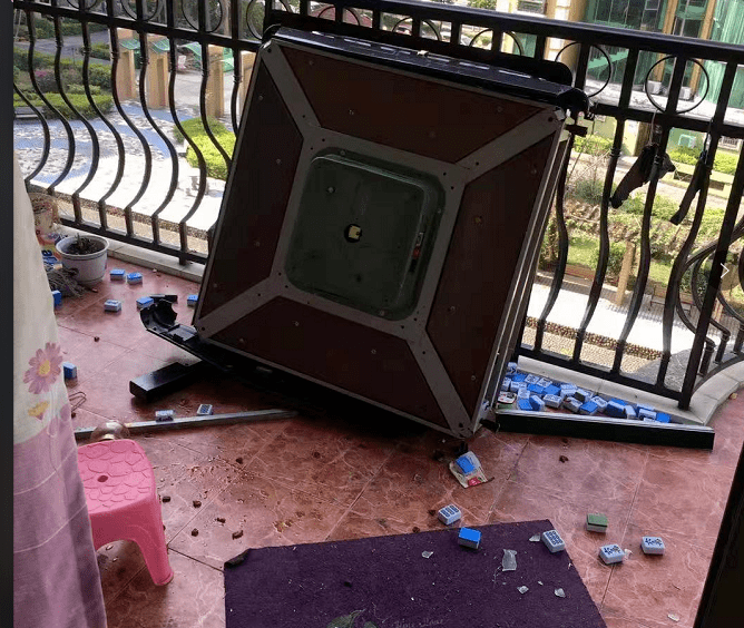 珠海一男子竟高空抛麻将桌!_手机搜狐网