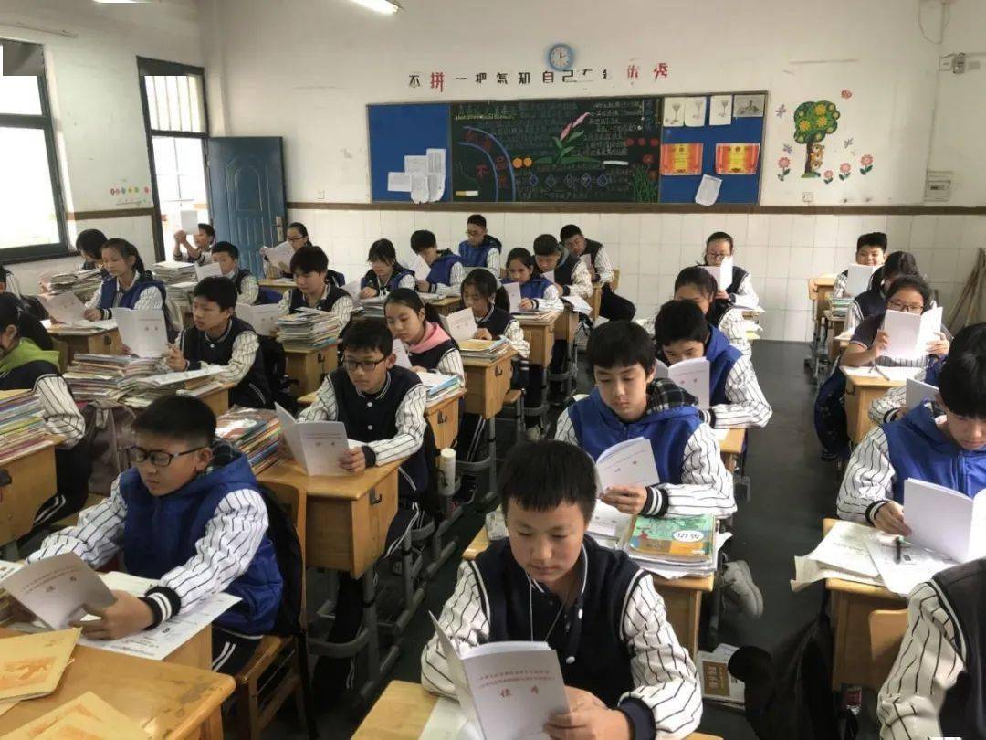 市关工委走进世南中学开展了"通读二法"活动,为七,八年级学生送去了