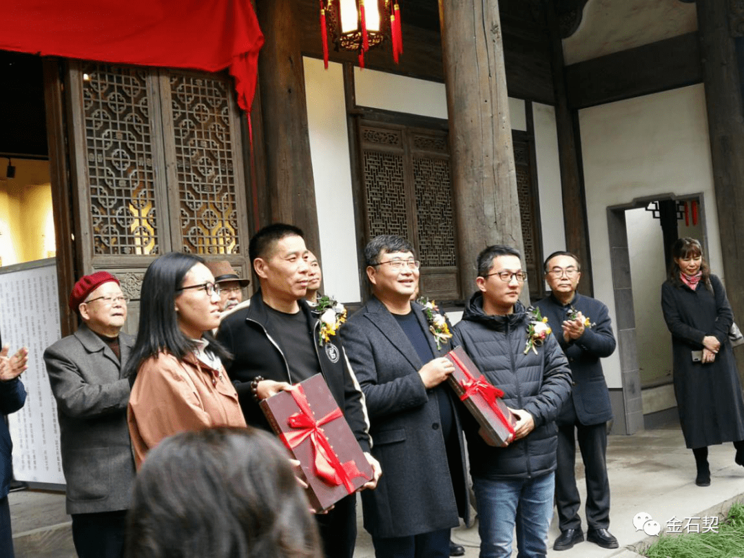 硕士,中国文物学会会员,农工党绍兴文教卫副主任,会稽金石博物馆馆长