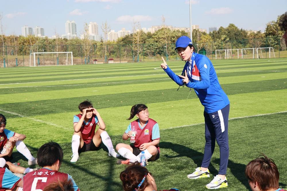 女足前国脚浦玮走进大学足球场,要让姑娘们学会"有智慧地拼搏!