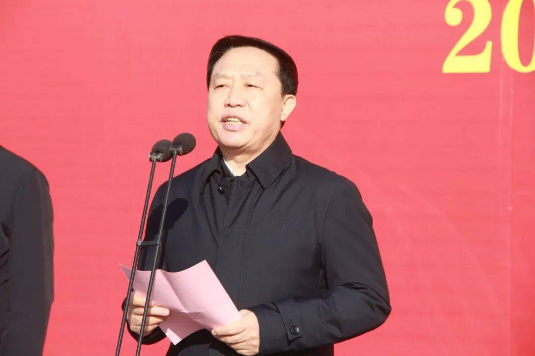 沧县县委书记吴向东致辞,明确了沧县未来经济发展方向.