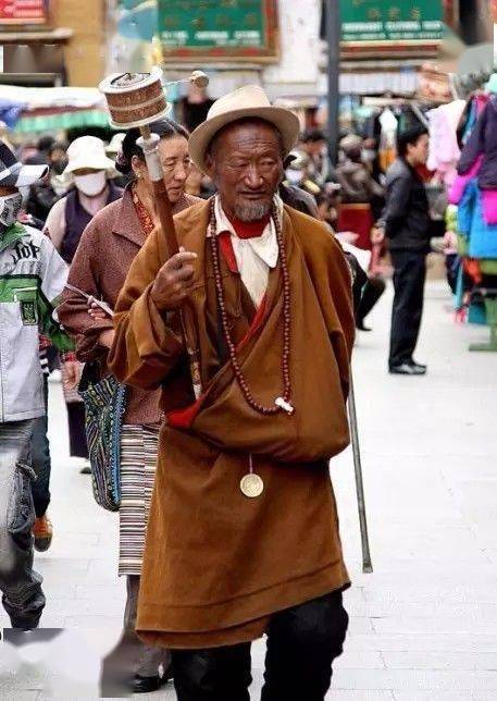 咳,这大家就有所不知了,这些都是典型的老藏民,朝拜历来是他们的宗教