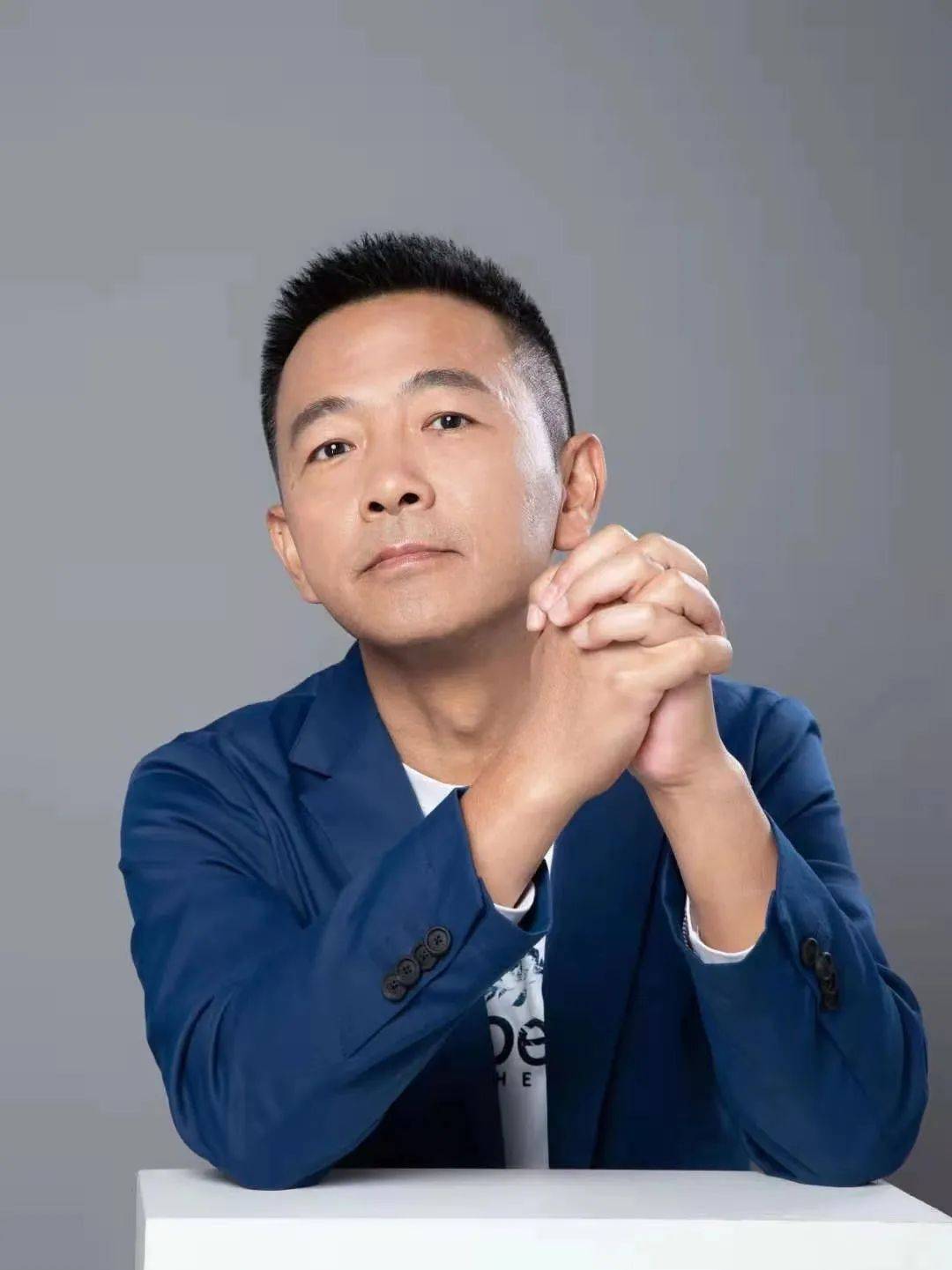 他是五星体育首席主持人李兵.