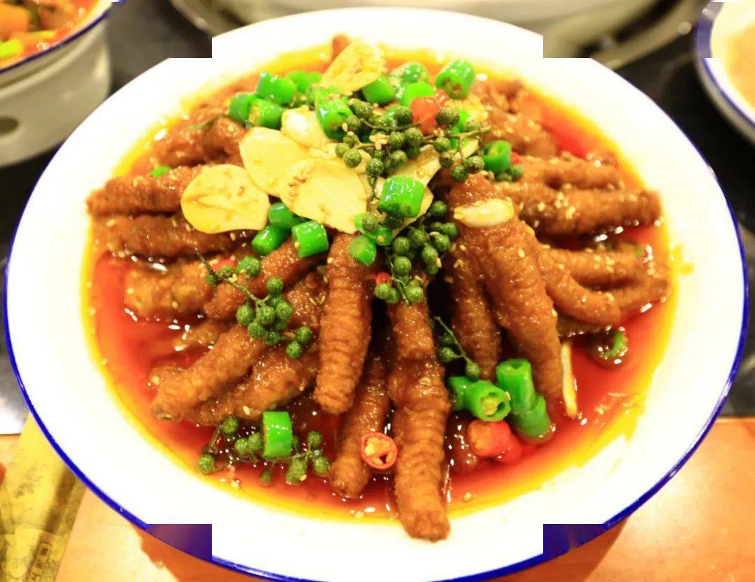 秘制麻婆鸡酱烹饪,在火候恰当时,辅以优质葱花,鲜花椒,鸡芯椒