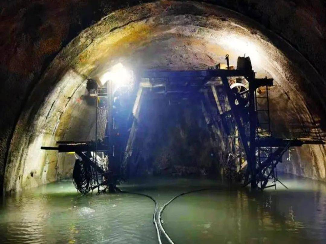 一天涌水3万方13325米的墨临高速公路全线最长隧道贯通啦