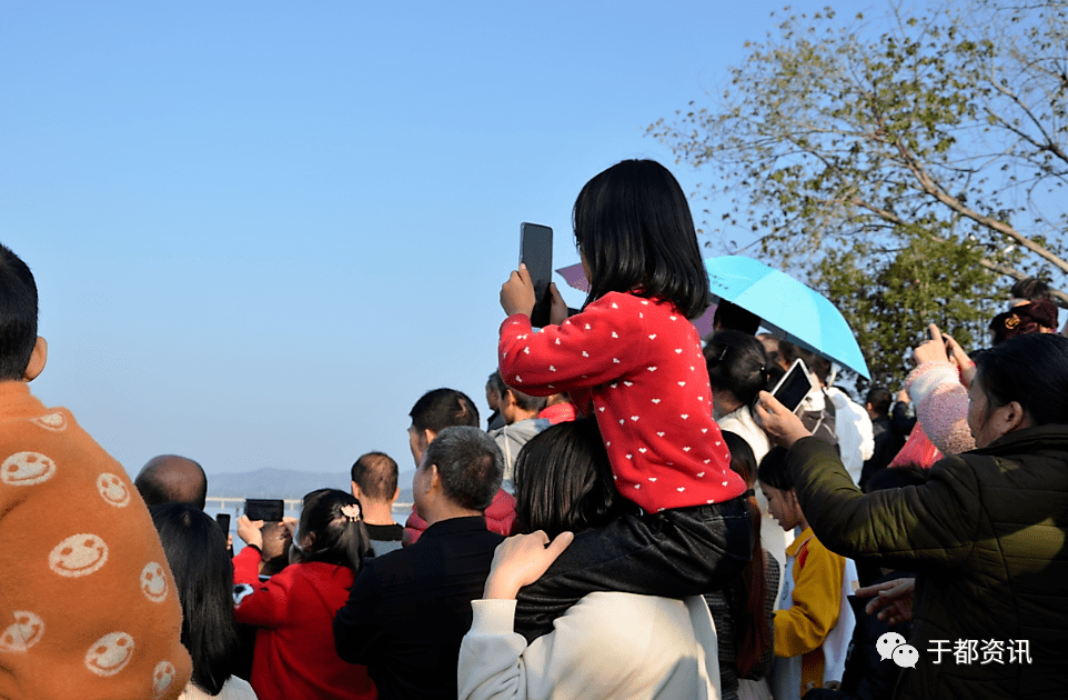 于都河滑水表演现场出现这样一幅画面