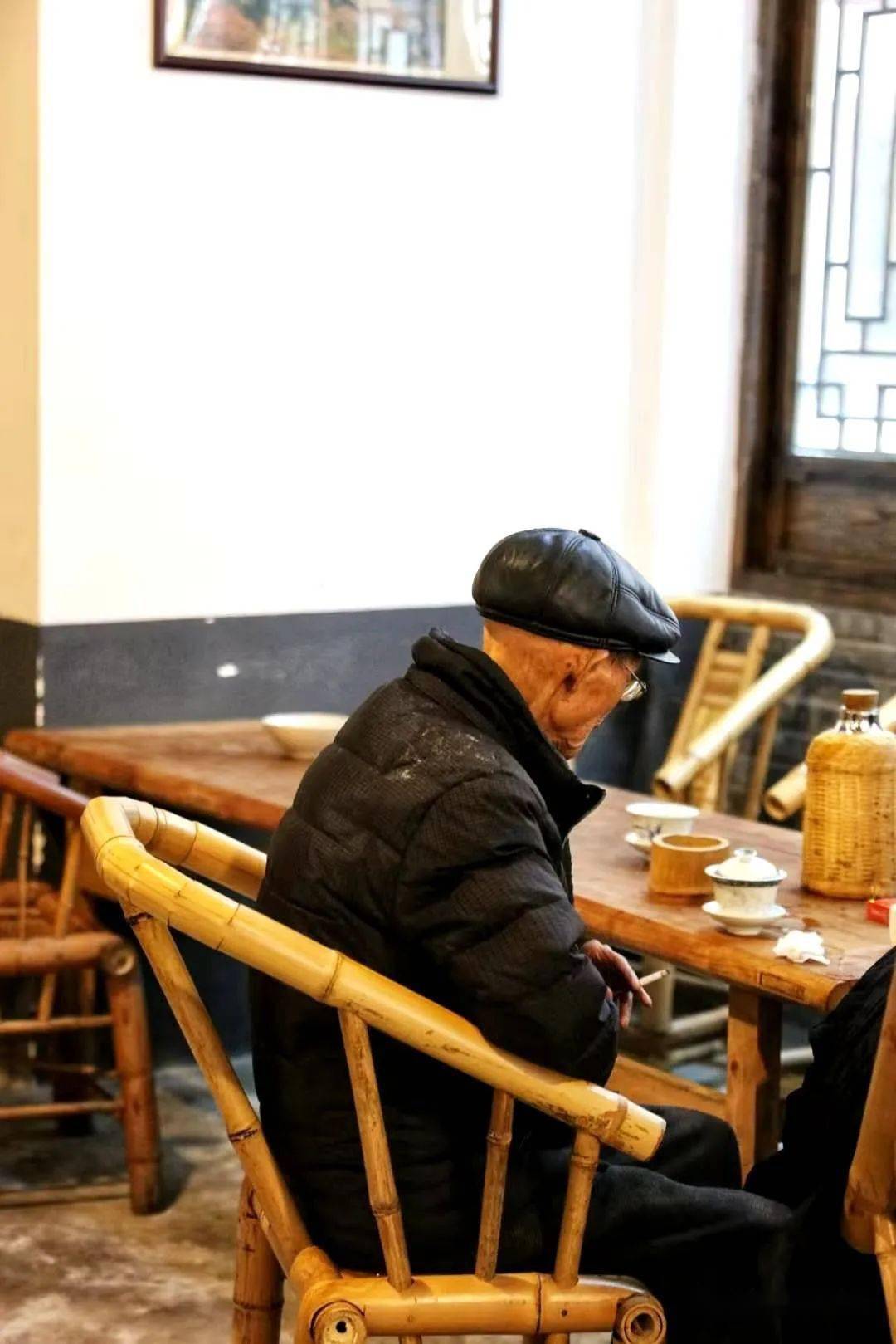 竹靠椅小方桌盖碗茶走去都江堰泡老茶馆