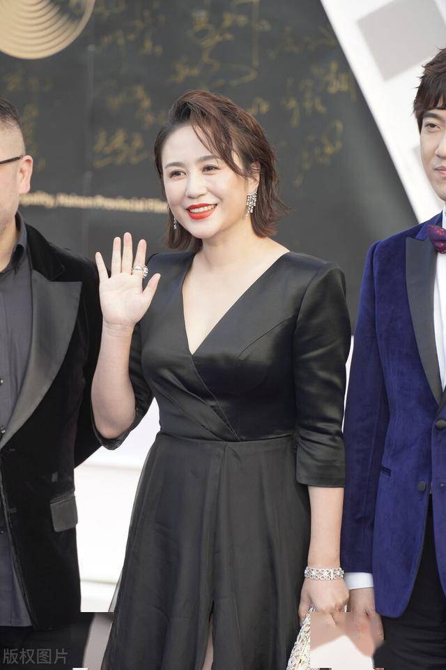 马丽生娃后亮相,一脸福相,风韵十足