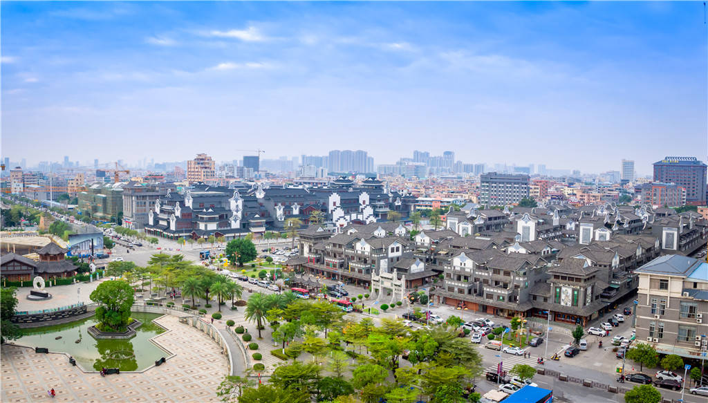 " 平洲玉器珠宝小镇管委会办公室常务副主任张科科表示,本届玉文化周