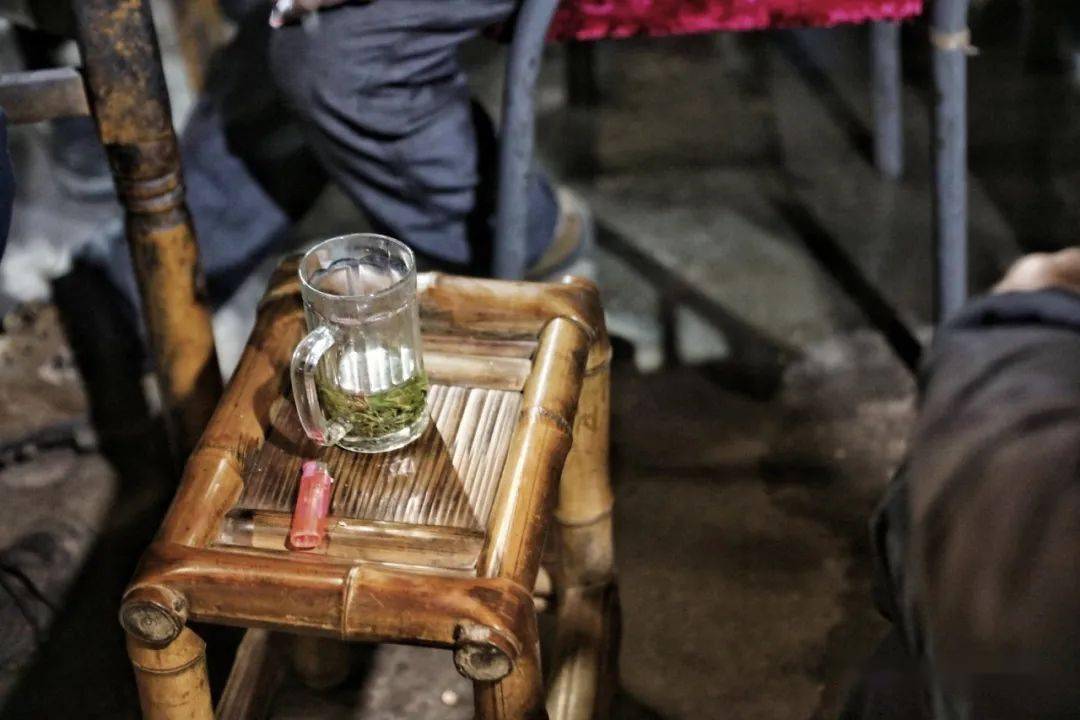 竹靠椅小方桌盖碗茶走去都江堰泡老茶馆