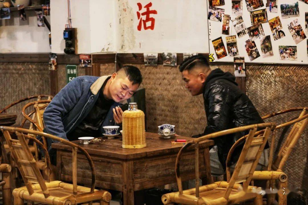 竹靠椅小方桌盖碗茶走去都江堰泡老茶馆