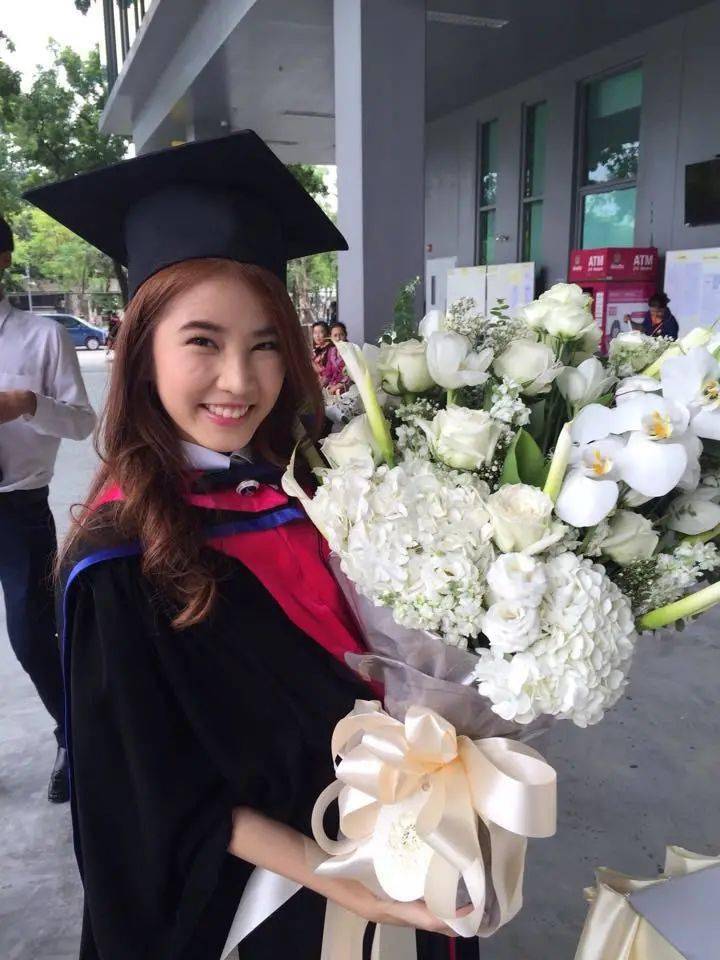 3. 泰国朱拉隆功大学1930年的学位服是泰国历史上最早的学位服