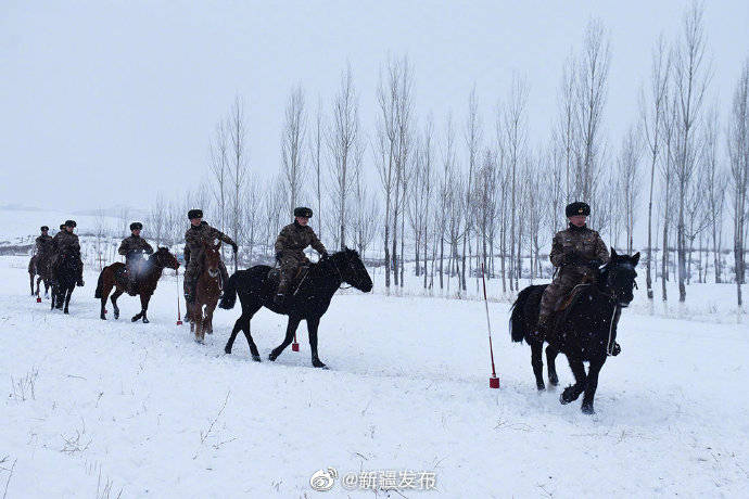 帥邊防戰士雪中策馬奔騰