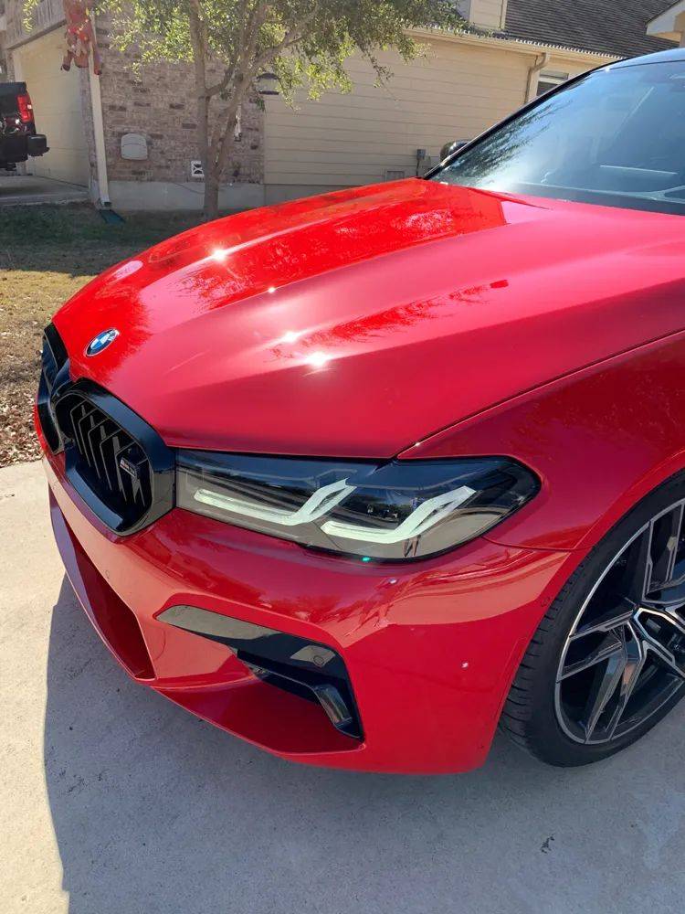 看新宝马m5如何驾驭法拉利红配色.