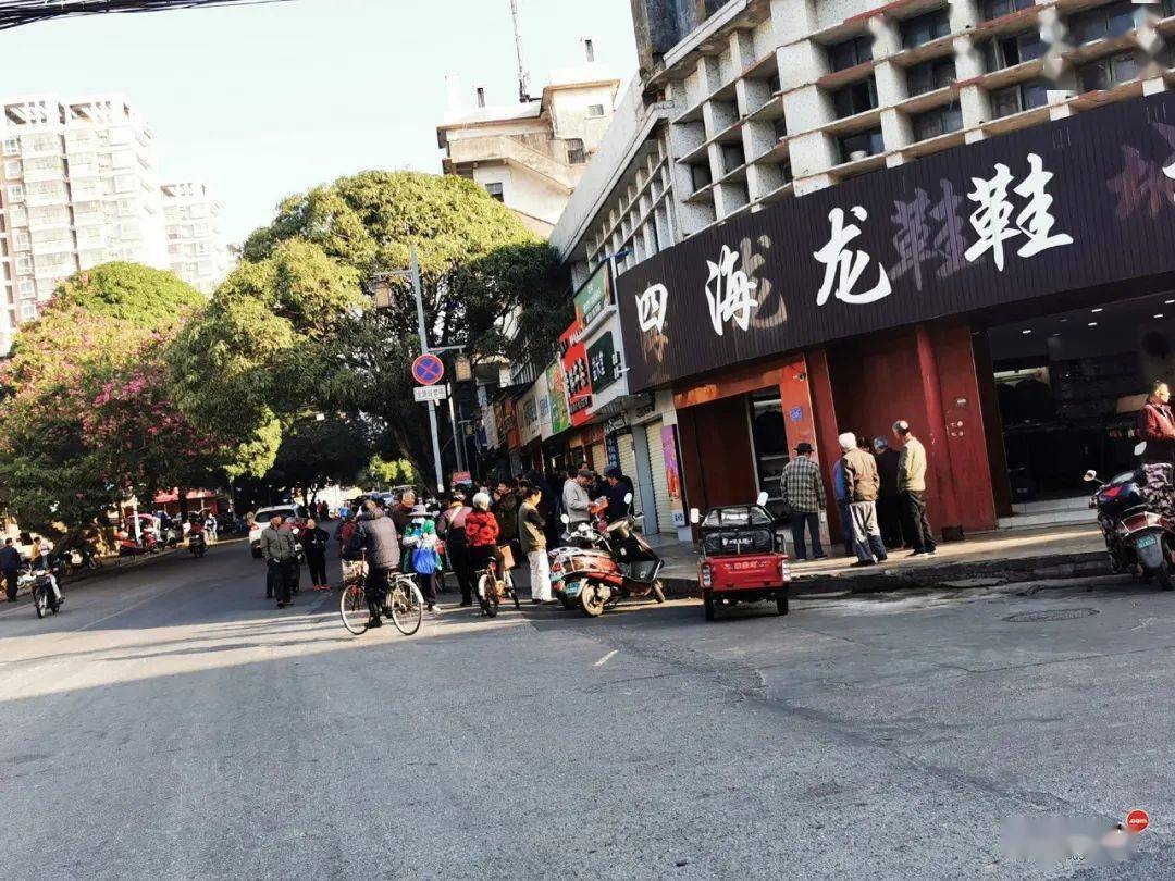 钦州一马路口,一到这个点众人扎堆!多数为老年人