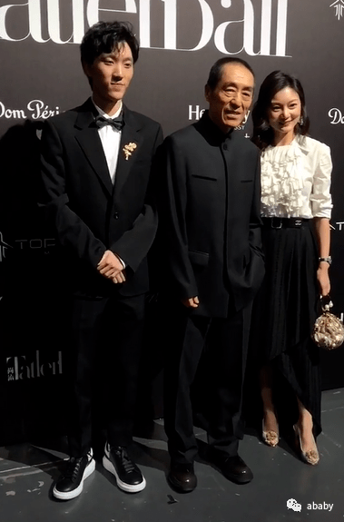 张艺谋拒绝1个亿代言,70岁每天工作20小时,与娇妻似两代人_庞丽薇