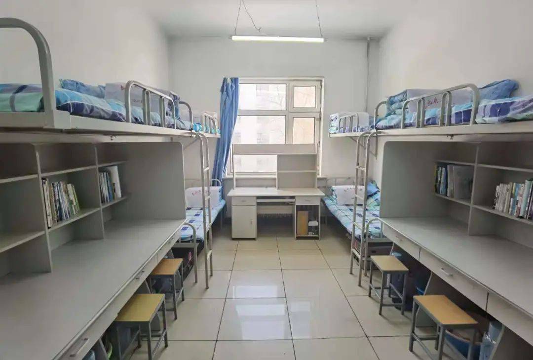 2003寝室优秀内务展示李浩萌 管一2003 610赵书同 工二2001 504王子慕