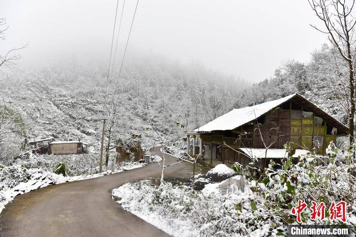 重庆都督乡古村落雪景迷人雾凇景观宛若仙境