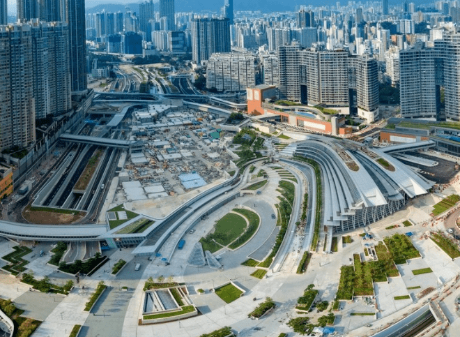 而後,只維持開放港珠澳大橋香港口岸,深圳灣口岸及機場口岸.