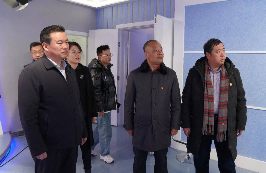 12月9日,甘南州广播电视台台长杨海强调研指导临潭县融媒体中心建设及