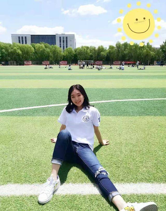 花滑女神李子君生活照紧身牛仔衬出修长身材躺在草坪活力满满