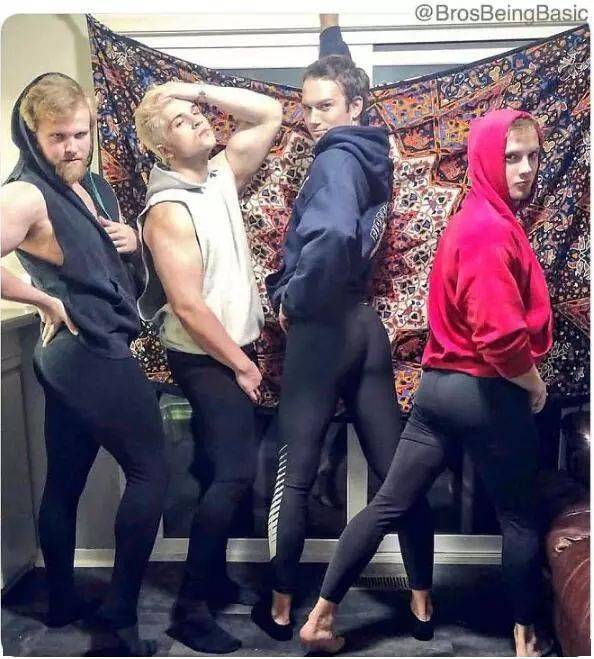 老外模仿中国大妈拍照这些姿势熟悉吗