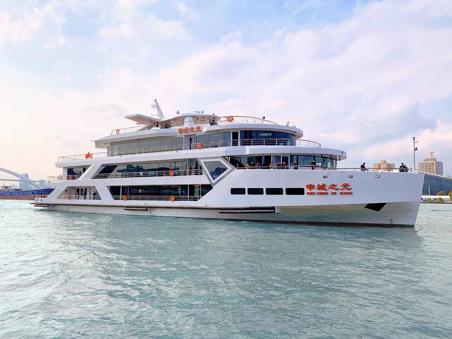 这艘浦江游览集团公司旗下全新游船集高端会务,大型宴会和休闲观光于