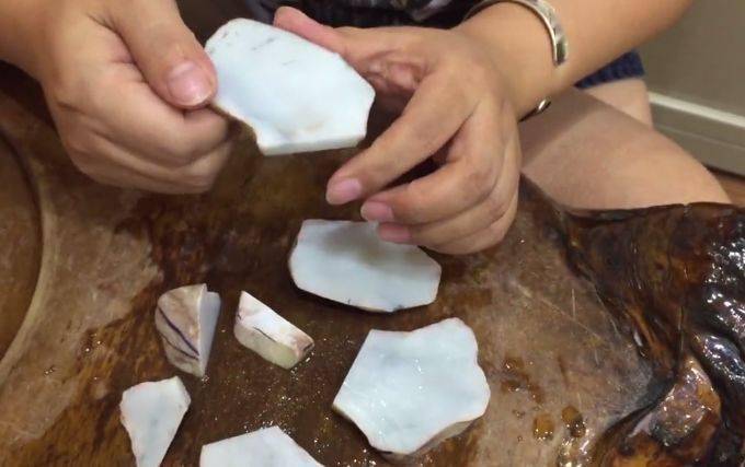 美女直播翡翠赌石现场一刀切出帝王白欲哭无泪