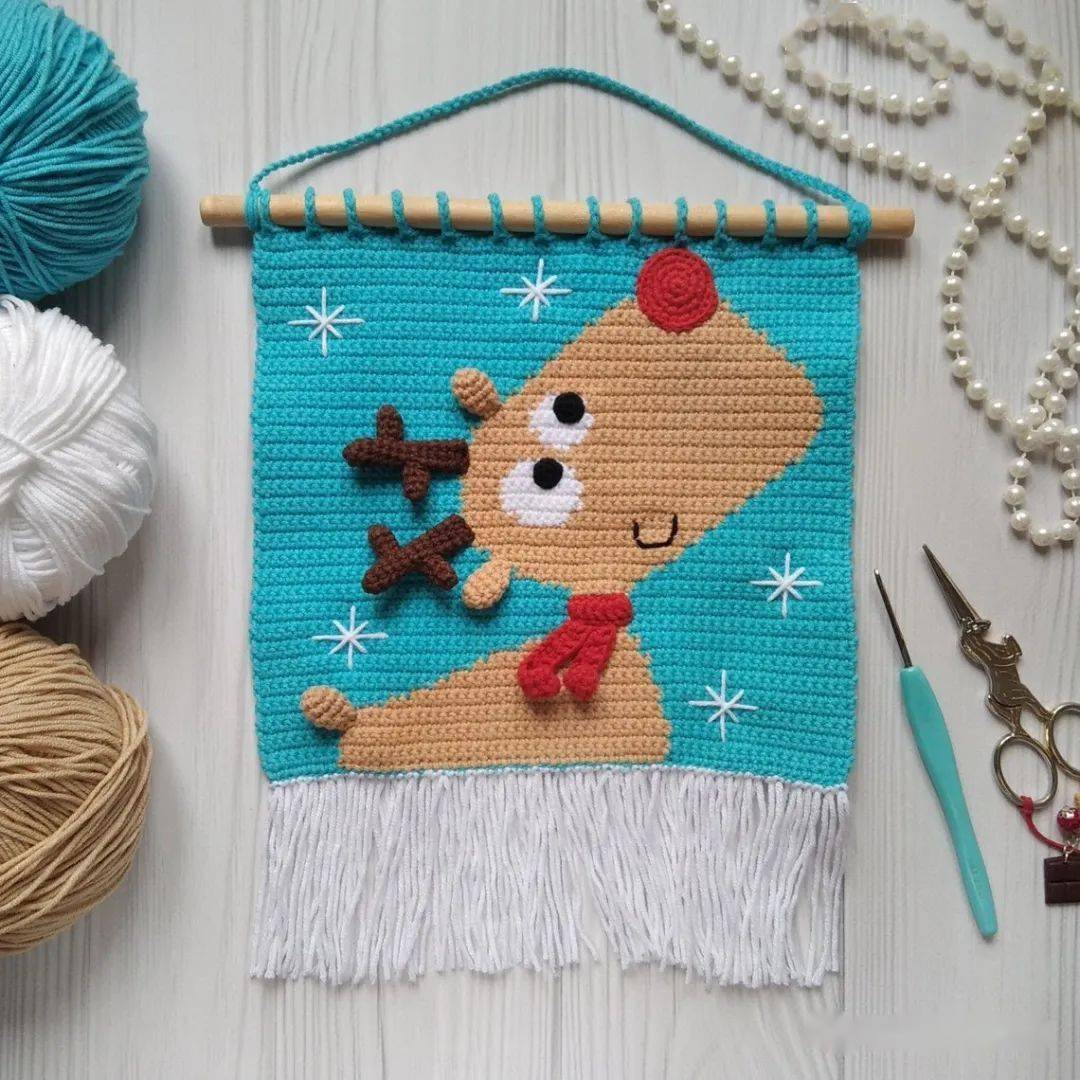 把喜欢的十字绣图案都用毛线编成了挂件,这手艺真的不得不佩服!