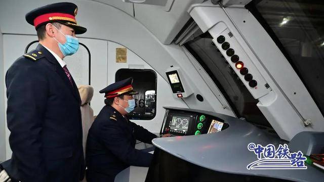 中国铁路乌鲁木齐局集团有限公司库尔勒机务段机车司机王新源和刘万辉