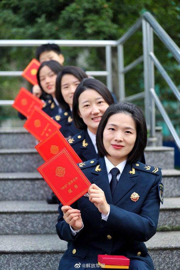 通讯女兵荣获"四有"奖章,一起感受这满屏喜悦!_手机搜狐网