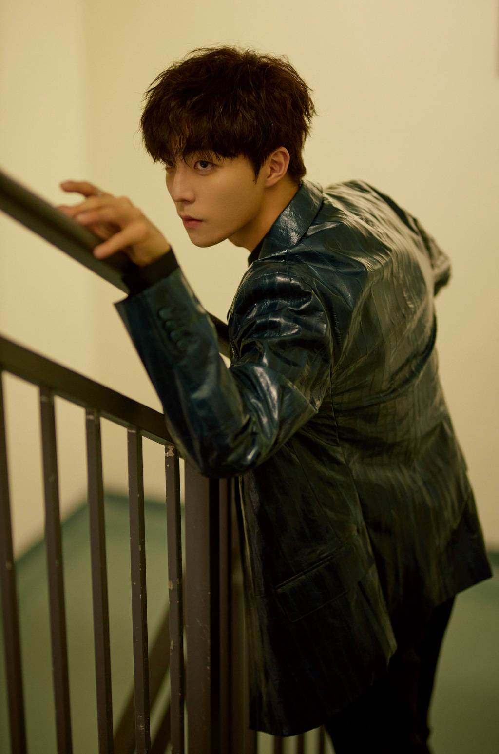 在逃王子陈立农锁定楼梯间 一袭皮衣穿搭即将现身时尚先生年度盛典