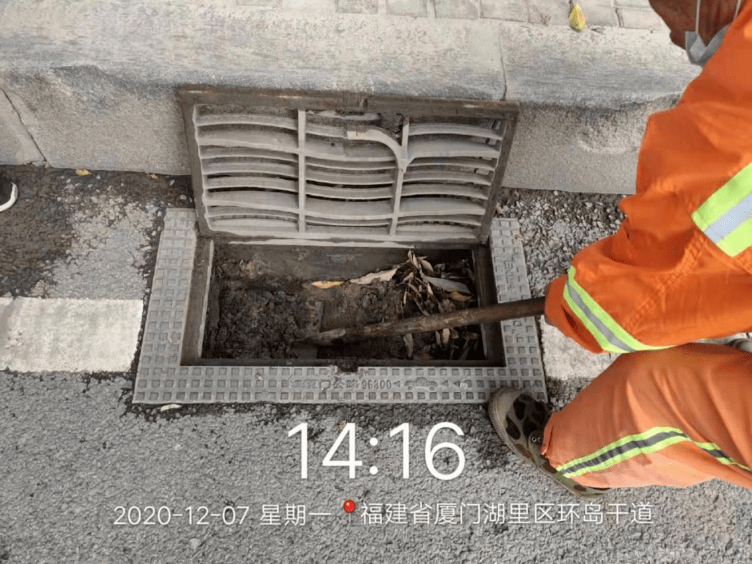 【鹭城路事】清理雨水口 疏通保畅安